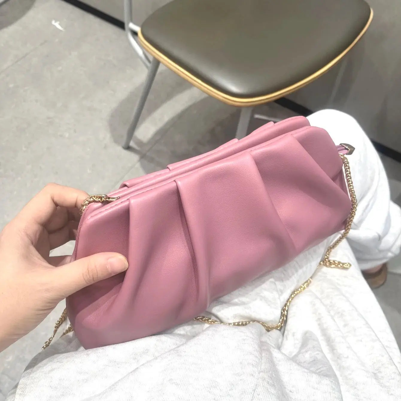 Elegante Geplooide Clutch aus PU-Leder mit Metallic-Finish und Abnehmbarer Kette 2