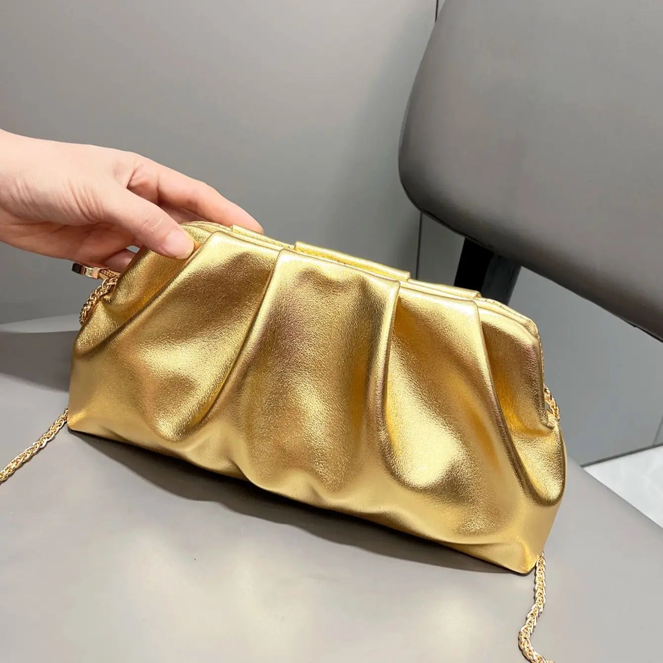 Elegante Geplooide Clutch aus PU-Leder mit Metallic-Finish und Abnehmbarer Kette 3