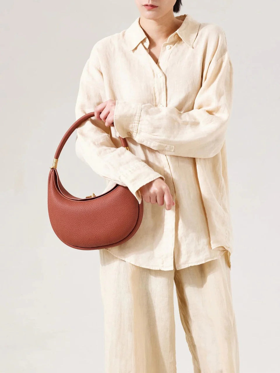 Elegante Schultertasche Damen aus echtem Leder mit Goldakzenten – Stilvoll und vielseitig für jeden Anlass 4