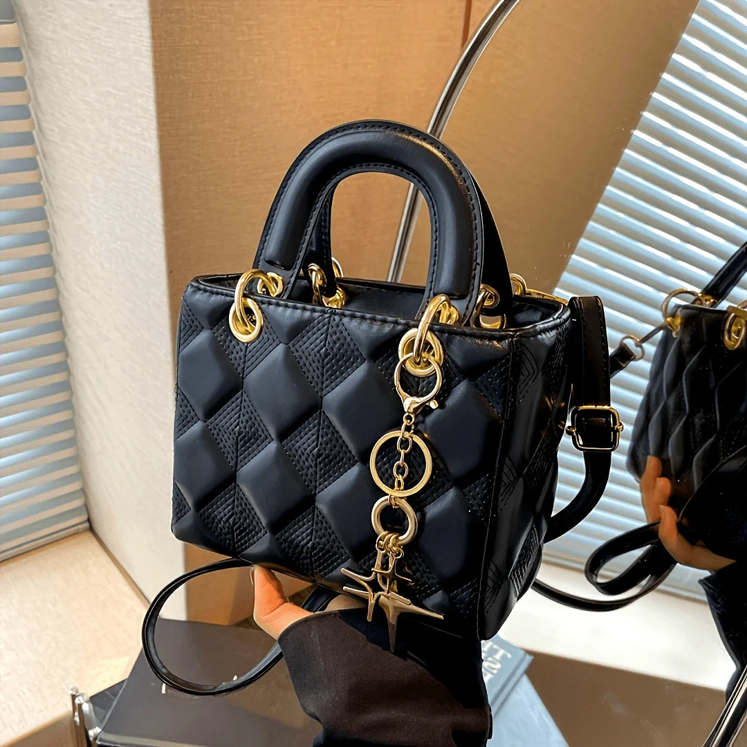 Gepolsterte Mini-Handtasche mit Goldakzenten – Elegant und Zeitlos für Tag und Nacht 0