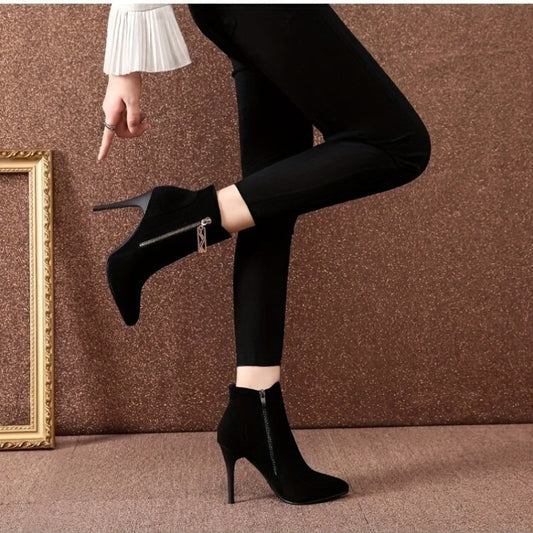 Benthe | Fluwelige schwarze Ankle Boots mit hohen Absätzen 1