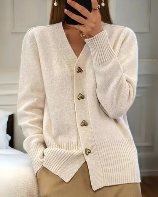 Damen Strickjacke mit Herzknöpfen – Weich und Romantisch 1