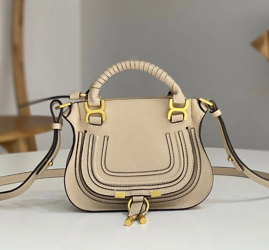 Elegante Handtasche Damen mit Gebogenem Design und Goldenen Akzenten – Kompakt für Alltag und Wochenende aus Synthetischem Leder 0
