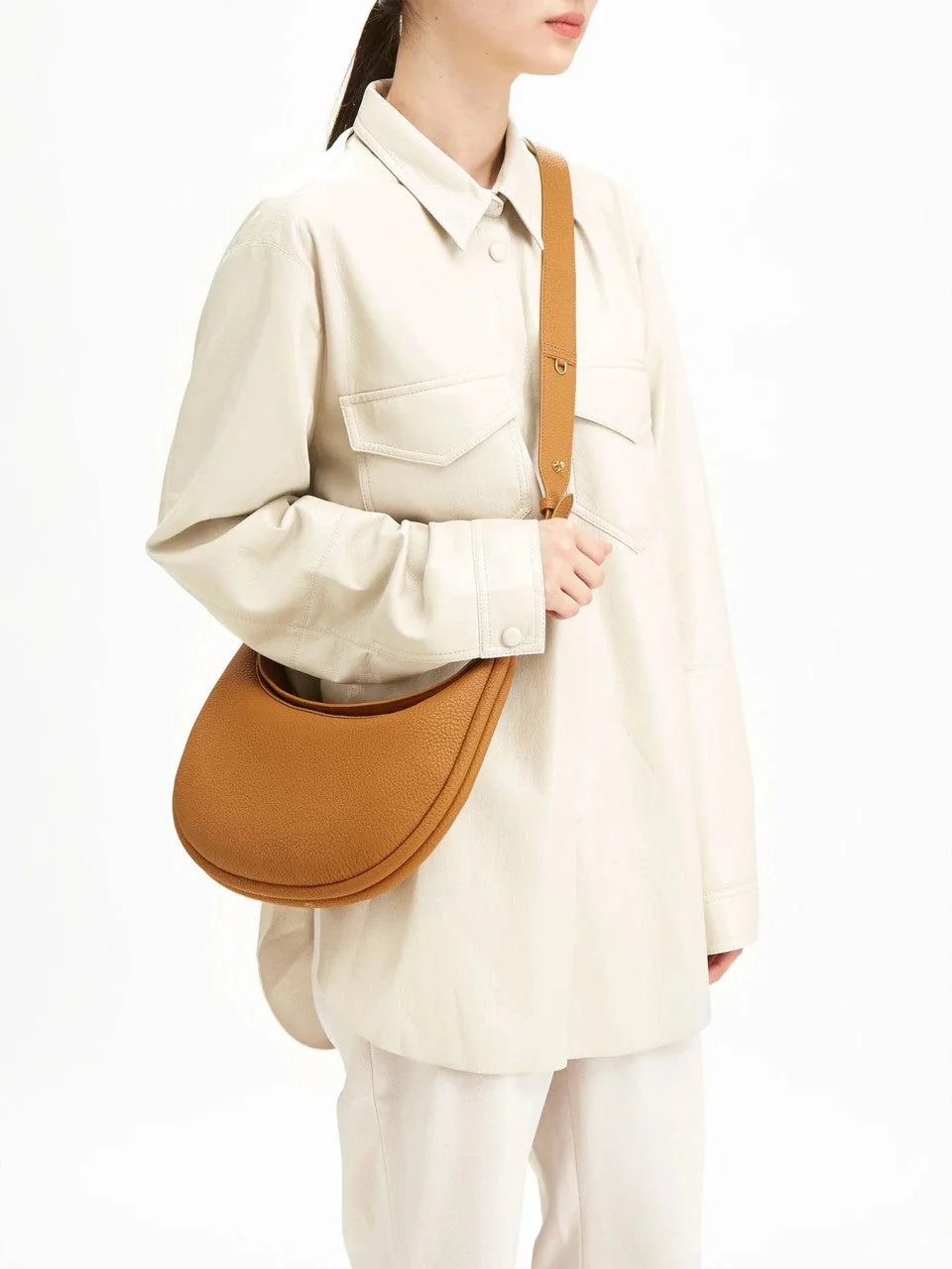 Elegante Schultertasche Damen aus echtem Leder mit Goldakzenten – Stilvoll und vielseitig für jeden Anlass 3
