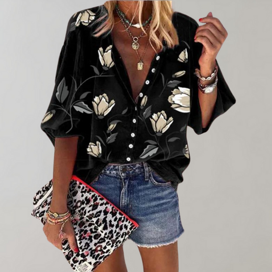 https://cdn.shopify.com/s/files/1/0714/2899/7388/files/Freydis-Blousemetbloemenprintvoordames.png?v=1742369043