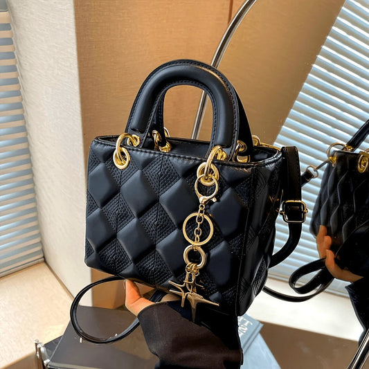 Gepolsterte Mini-Handtasche mit Goldakzenten – Elegant und Zeitlos für Tag und Nacht 0