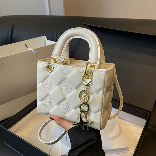 Gepolsterte Mini-Handtasche mit Goldakzenten – Elegant und Zeitlos für Tag und Nacht 1