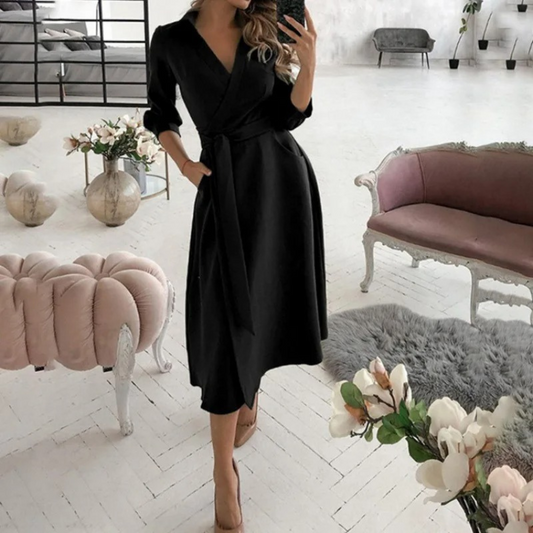 https://cdn.shopify.com/s/files/1/0853/4979/4119/files/Gevoerde-reversband-comfortabele-blousejurk.png?v=1741093153