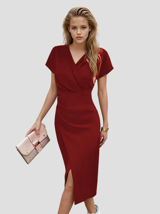 https://cdn.shopify.com/s/files/1/0845/4022/7918/files/Isabelle_Elegante_Mouwloze_Wikkeljurk_Rood_1.png?v=1747163413