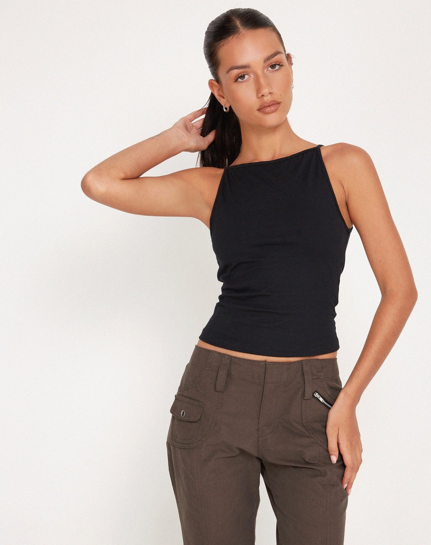 Lynn | Minimalistische schwarze Haltertop 2