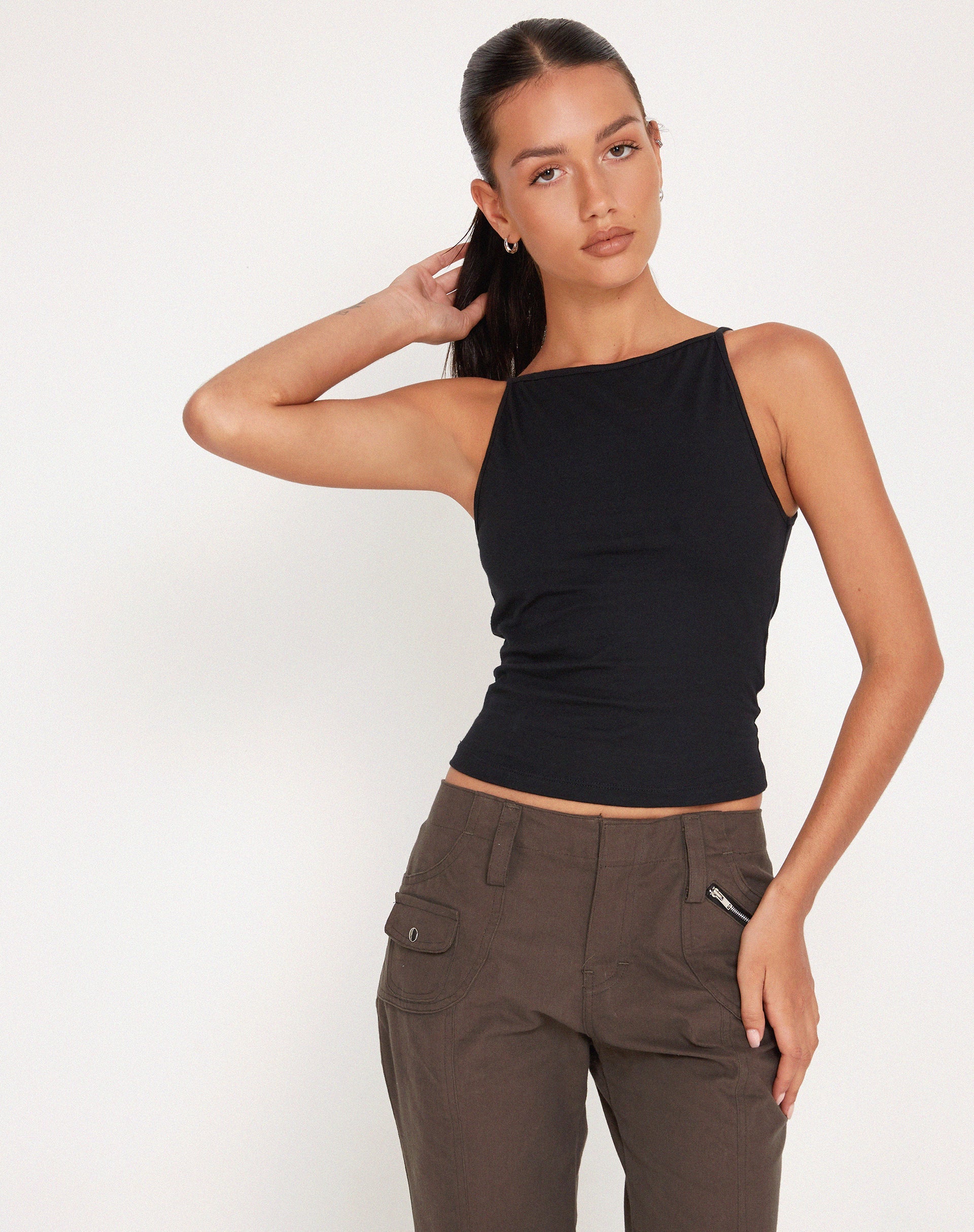 Lynn | Minimalistische schwarze Haltertop 2