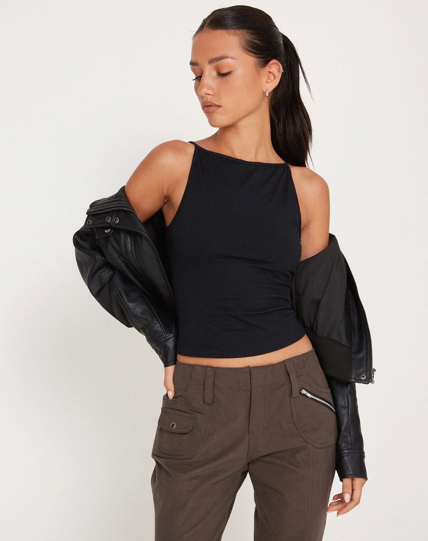 Lynn | Minimalistische schwarze Haltertop 5