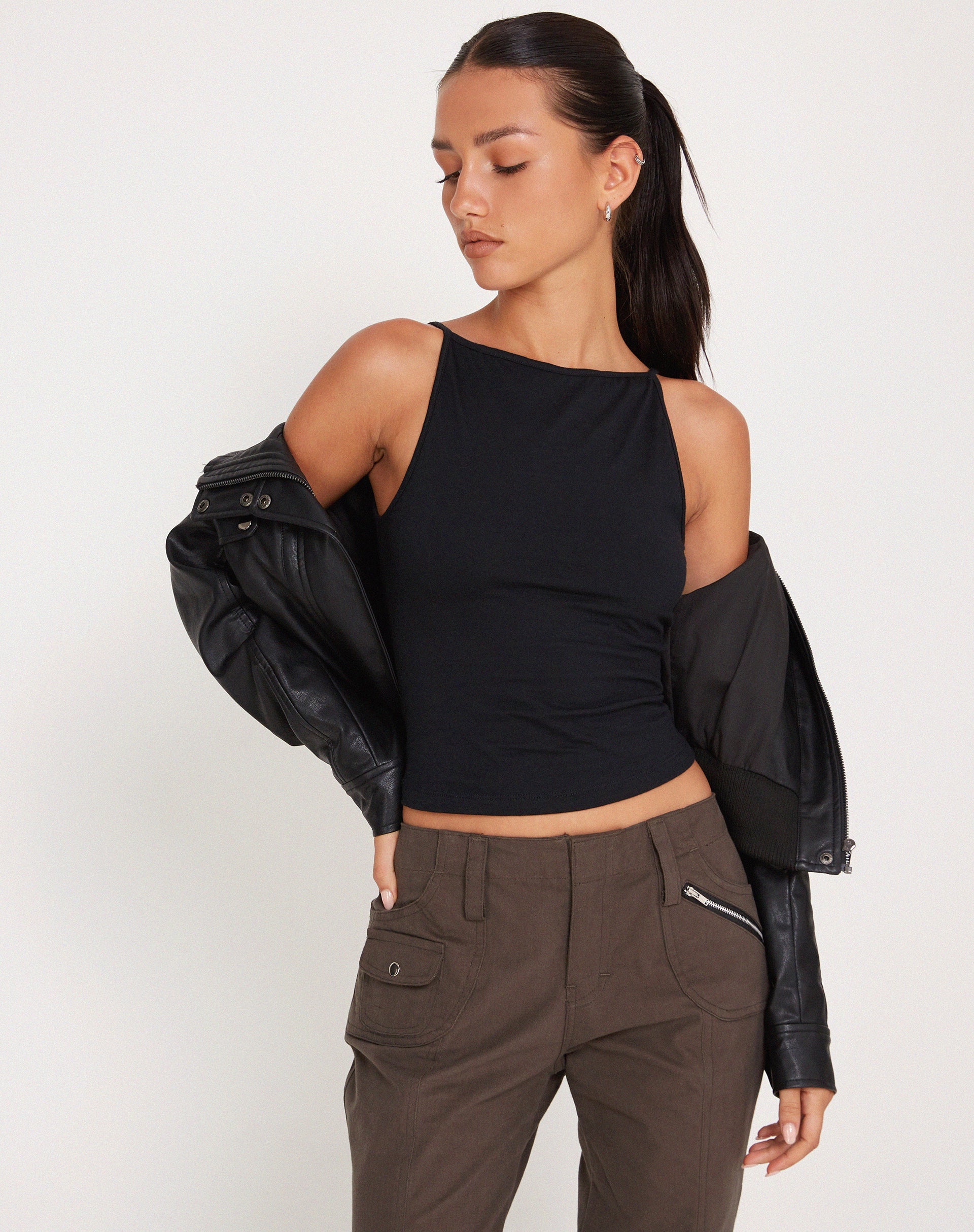 Lynn | Minimalistische schwarze Haltertop 5
