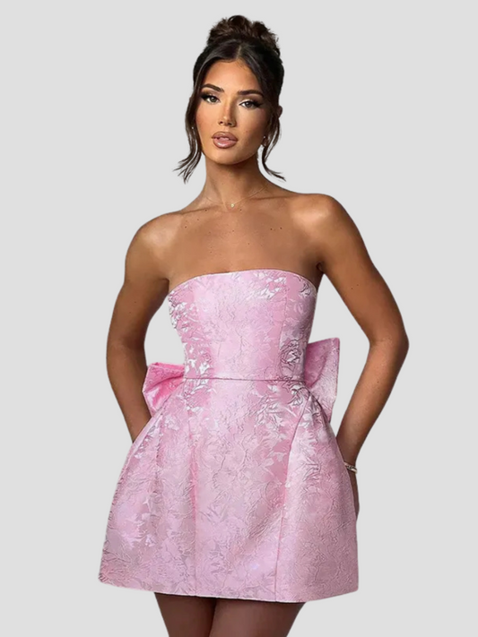 https://cdn.shopify.com/s/files/1/0845/4022/7918/files/Merel_Elegante_Mini_Zomerjurk_Roze_1.png?v=1745865993