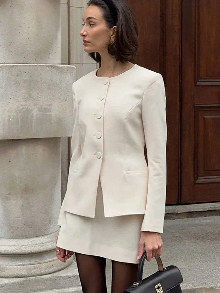 Elegantes Damen Outfit | Schwarzer Blazer und Minirockset für Business und Partys 3