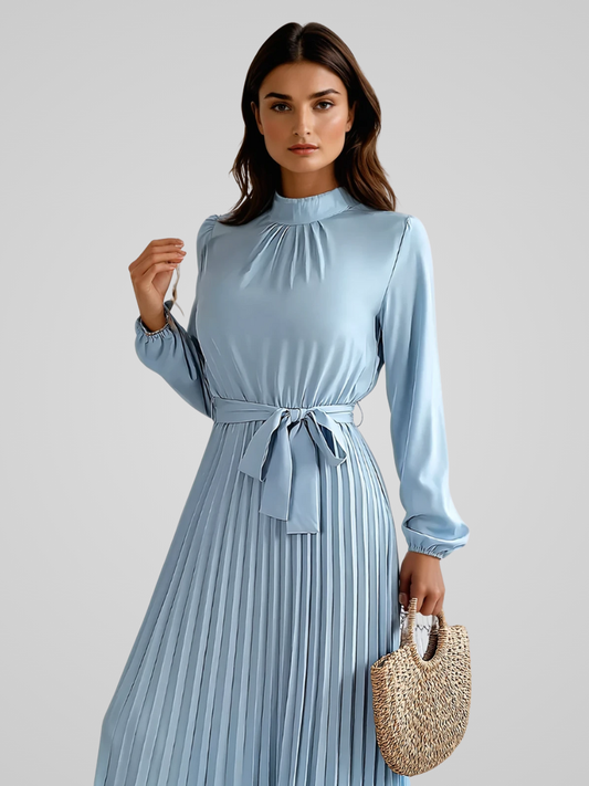 https://cdn.shopify.com/s/files/1/0845/4022/7918/files/Tamara_Elegante_Verfijnde_Maxi_Jurk_Lichtblauw_1.png?v=1747478103